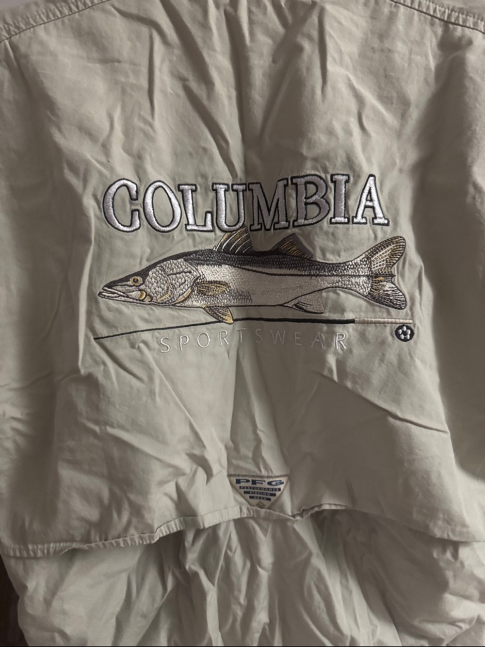 Columbia Light Khaki Fishing Shirt with Fish Graphic - Picture 6 of 7